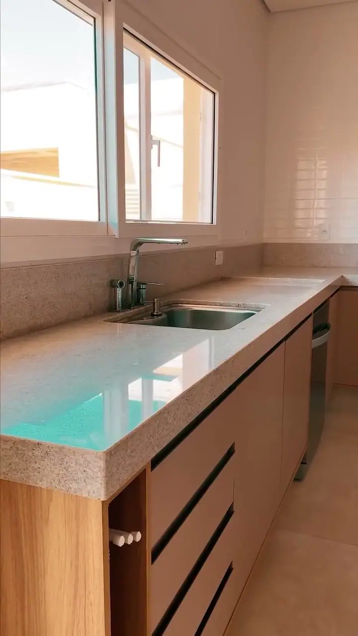 Bancada de cozinha em pedra clara com cuba de inox, Campos de Santo Antônio II