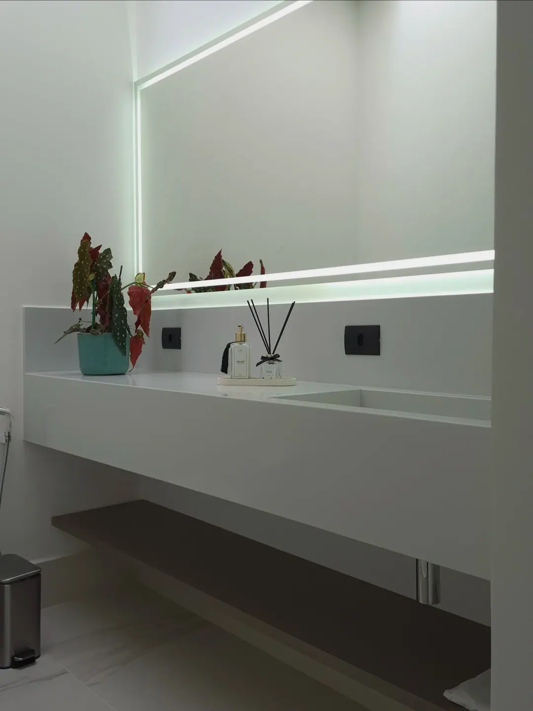 Bancada suspensa em quartzo branco com iluminação embutida