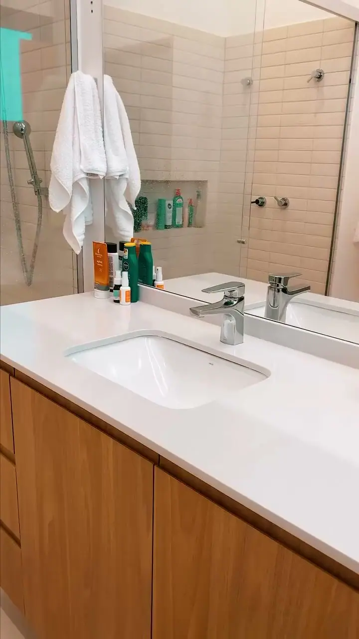 Bancada slim em Aglostone Branco Prime com duas cubas, Condomínio Campos de Santo Antônio II