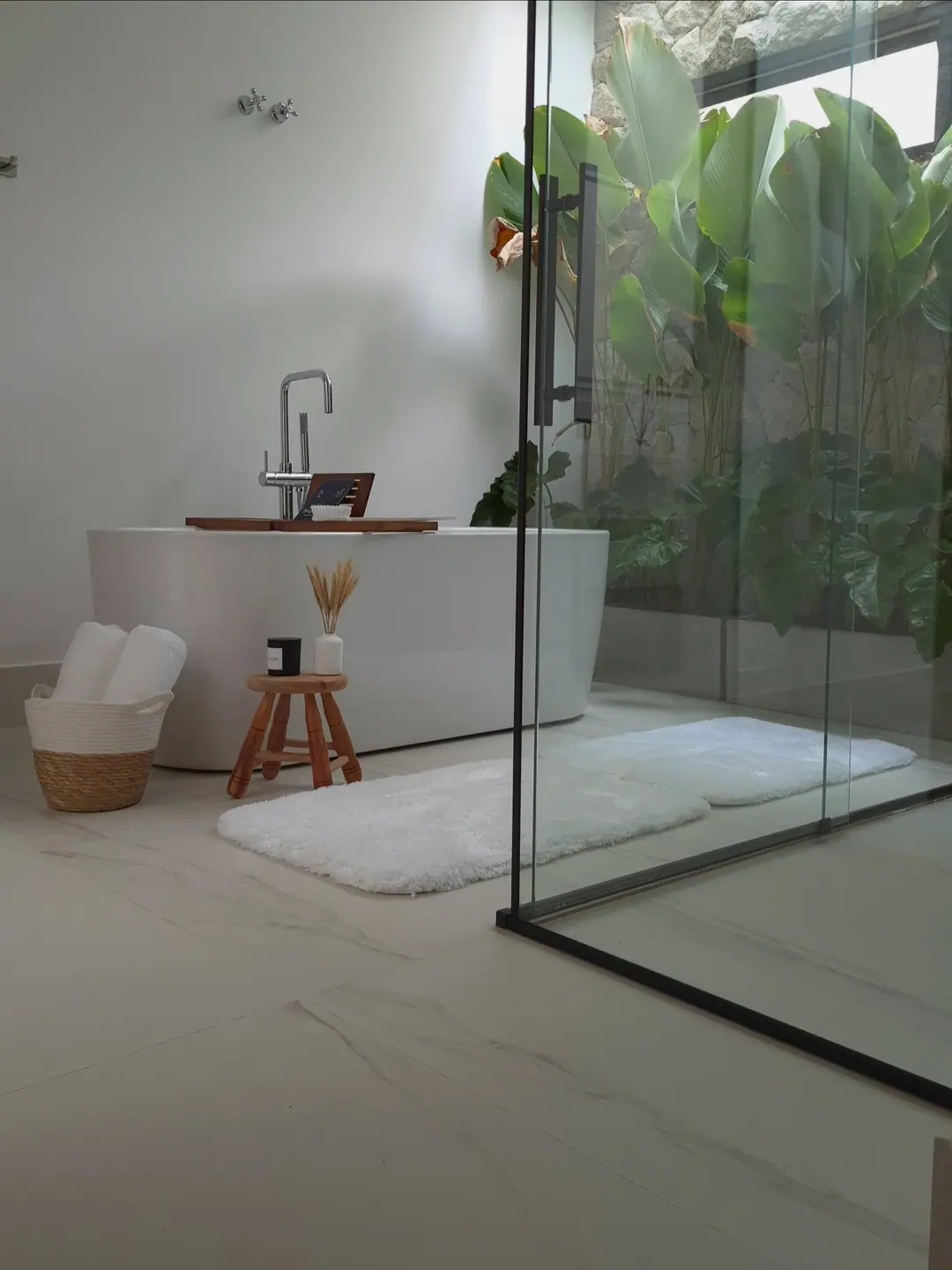 Banheiro com banheira e jardim interno, revestimentos em quartzo branco, Terras de São José II