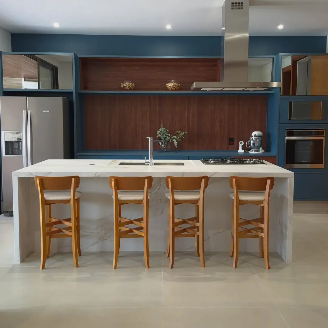 Cozinha com ilha em lâmina ultracompacta padrão Calacata, Condomínio Terras de São José II, Itu