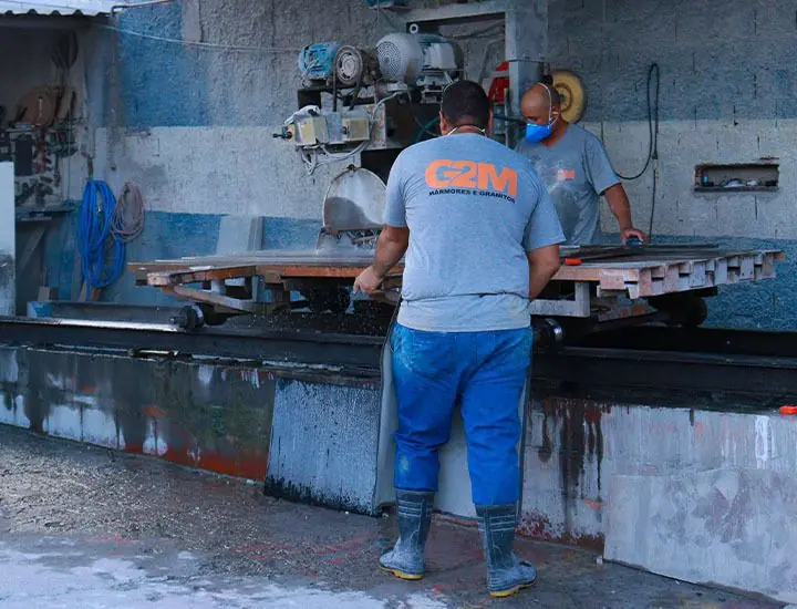 Equipe da G2M na serra de corte da fábrica em Itu