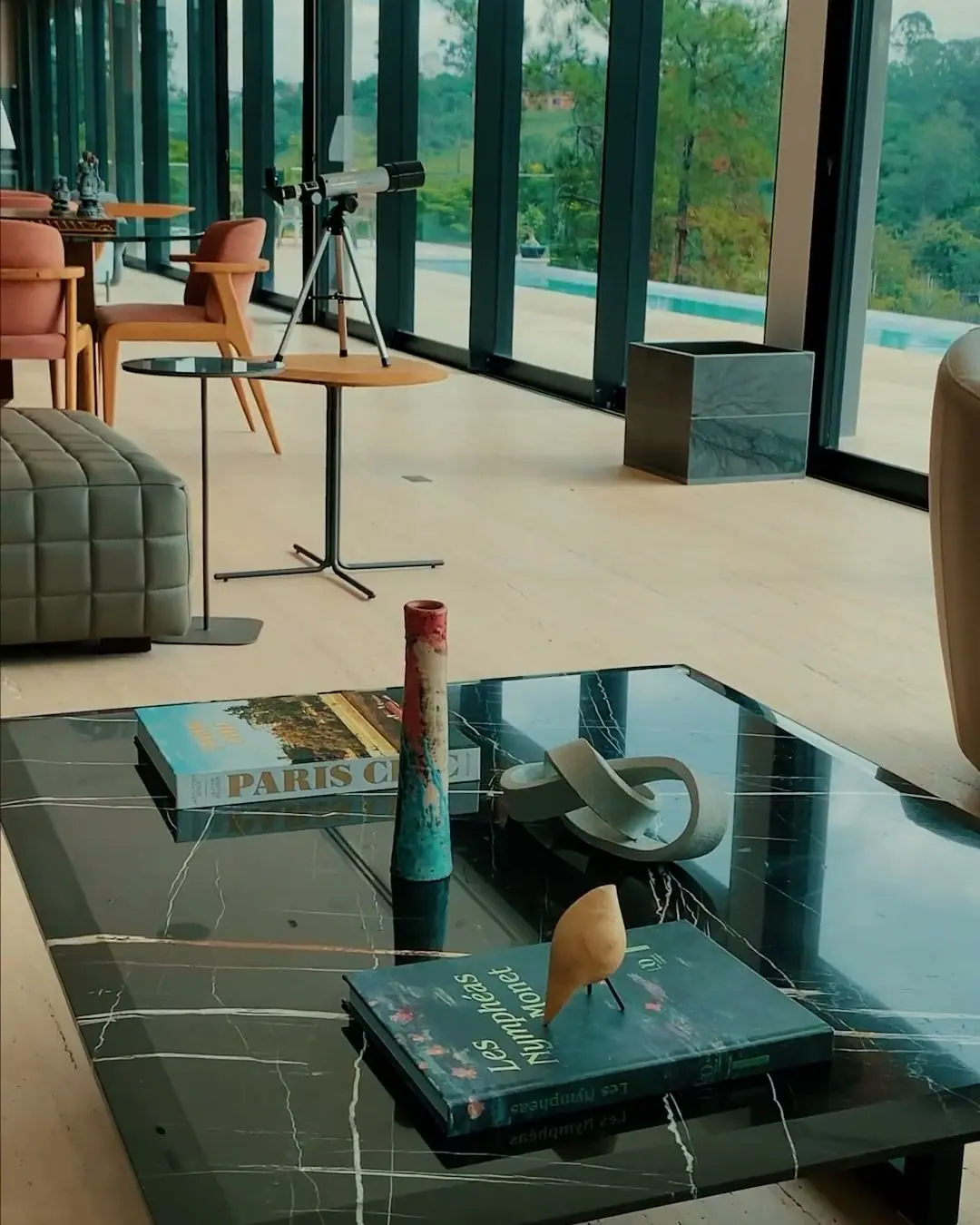 Sala com mesa de centro em mármore Nero Marquina e piso em travertino, em casa no Condomínio Terras de São José, Itu