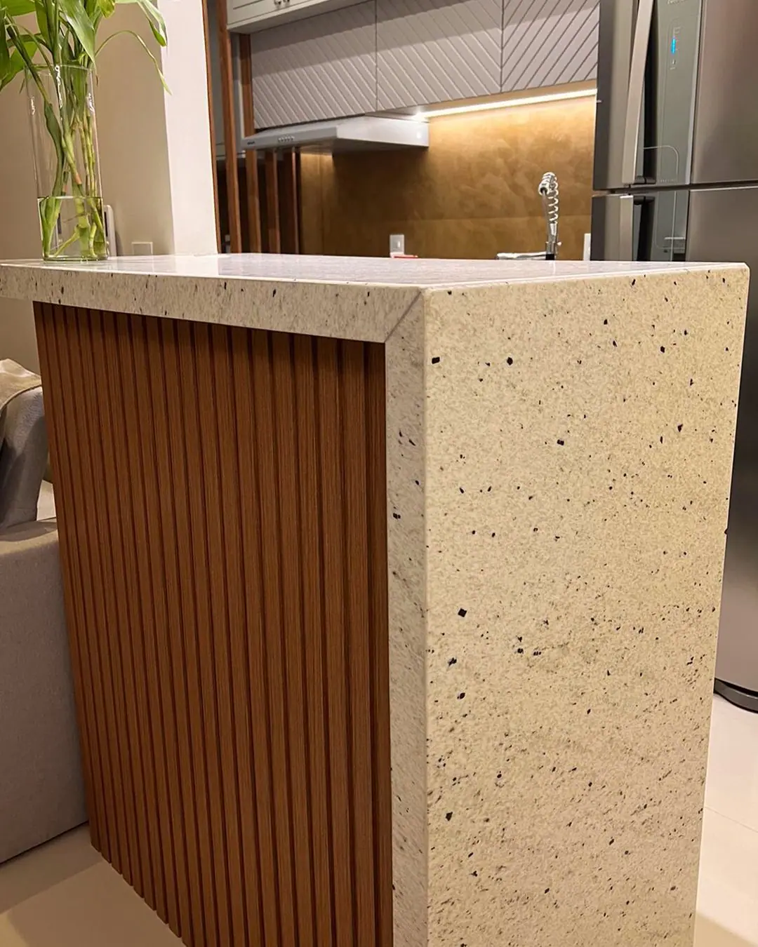 Coluna revestida em granito Extreme White com textura salpicada